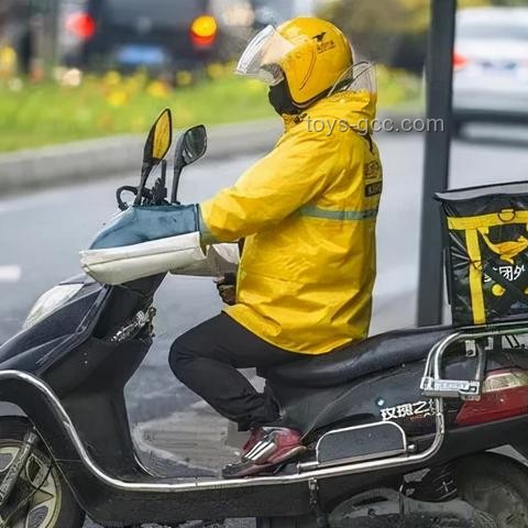 红绿灯路口电动车停车线前违规心态解析与应对指南
